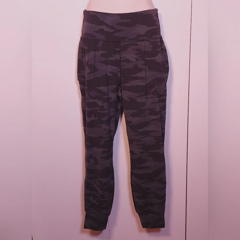 Athleta Salutation High Rise Joggers Black Gray Camouflage Size Small Yoga - Picture 2 of 12
